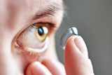 Jak dobrać soczewki kontaktowe? Jak je zakładać, zdejmować i dbać o higienę, by mieć zdrowe oczy?