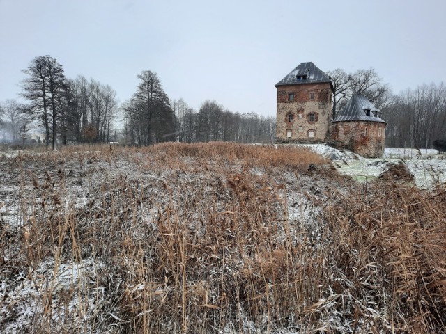 Witków znany jest przede wszystkim z zabyttkowej wieży rycerskiej