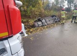 Wypadek w Gostkowie. 25.10.2022 samochód skończył jazdę w przydrożnym rowie
