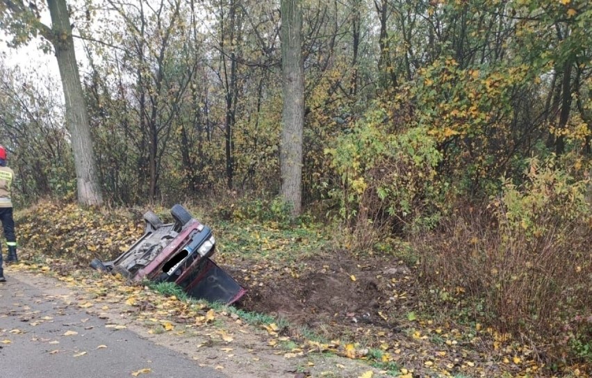 Wypadek w Gostkowie. 25.10.2022 samochód skończył jazdę w przydrożnym rowie