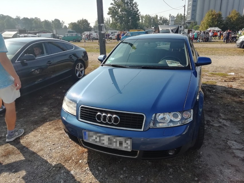 Audi A4 z 2001 roku i pojemności silnika 2.0.  W niebieskim...