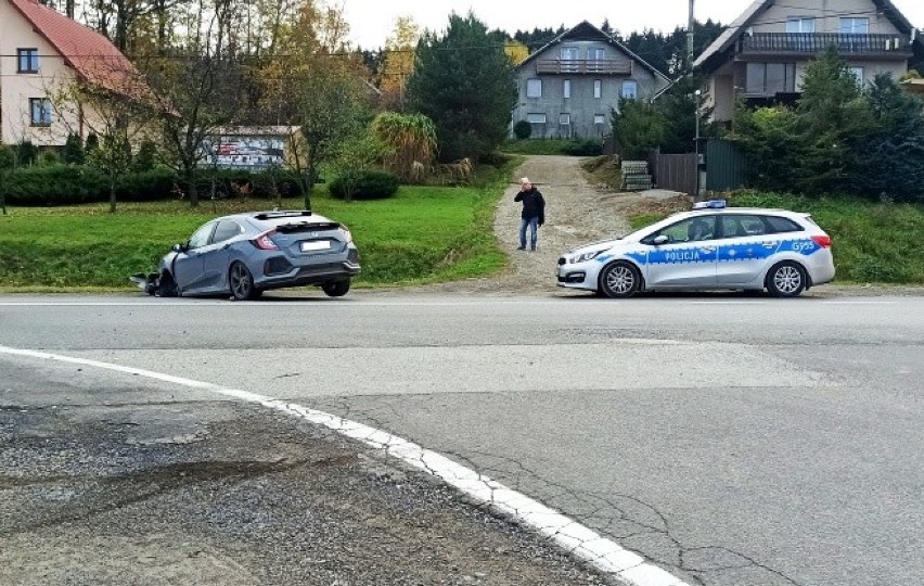 Wypadek na DK 28. Po zderzeniu w Mordarce - honda w rowie, opel na płocie