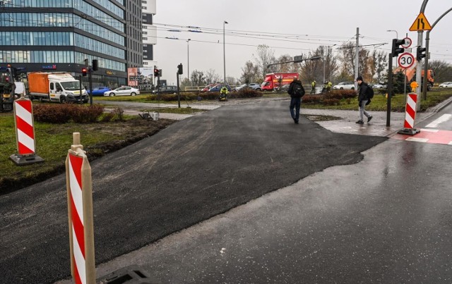 W piątek prowizorycznie łatano torowisko tramwajowe, którym mają jeździć autobusy.