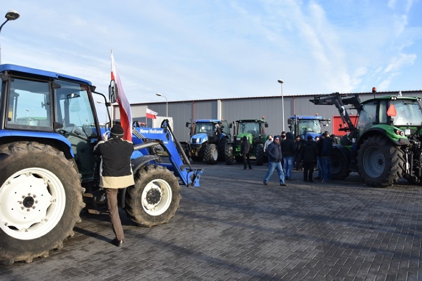 Dziesiątki śremskich rolników w ramach protestu przejechało...