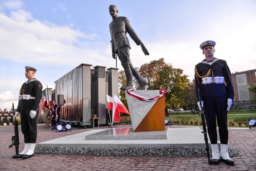 Pomnik rotmistrza Witolda Pileckiego przed Muzeum II Wojny...