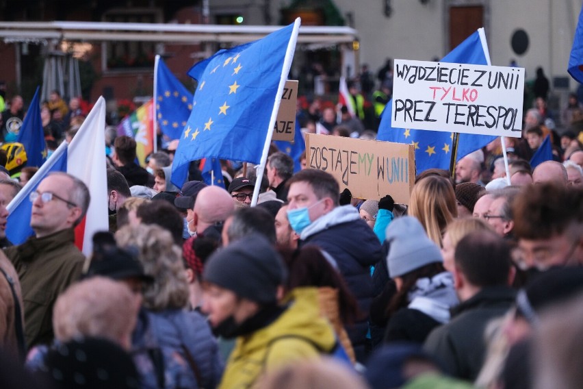 Wielka demonstracja poparcia dla Polski w Unii Europejskiej. Zwolennicy opozycji i Polski w UE stawili się na placu Zamkowym