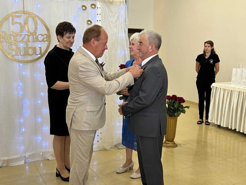 Złote gody w Książu Wielkopolskim. Małżeństwa z wieloletnim stażem odebrały medale i gratulacje z rąk Burmistrza [zdjęcia]