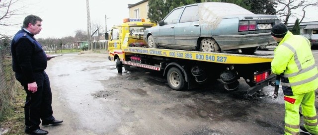 Porzucony przez właścicielkę renault został zabrany z ul. Wroniej. Stał tutaj 10 lat