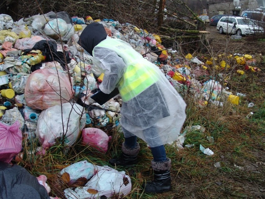 Szczuplinki: Znaleziono 7 ton niebezpiecznych odpadów medycznych [aktl. ZDJĘCIA]