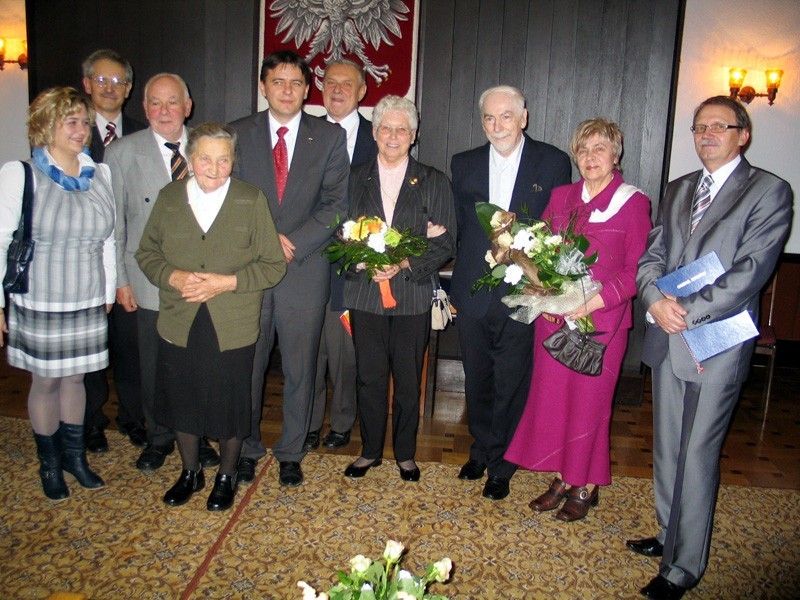 Honorowi obywatele Sycowa wraz z gospodarzami uroczystości....