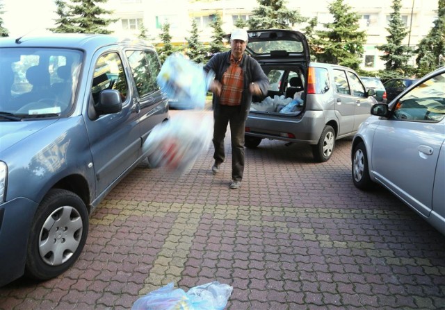 Grzegorz Sowa ostentacyjnie rzucił worki ze śmieciem przed urzędem miasta
