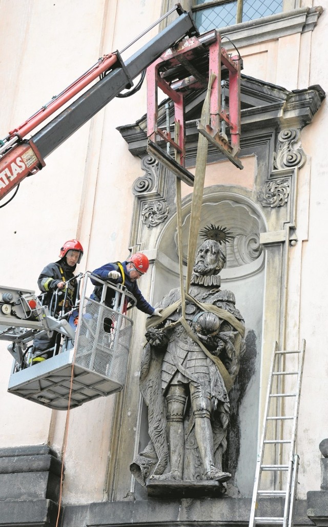 W demontażu figur pomagali m.in. nyscy strażacy.