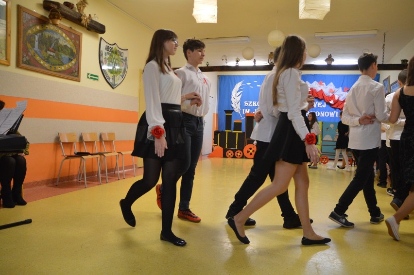 Gmina Biały Bór. Uczniowie szkoły w Drzonowie polonezem uczcili 100-lecie niepodległości oraz 70 urodziny placówki (FOTO+VIDEO)