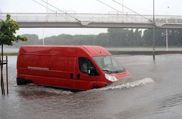 POZNAŃ - W sobotę zalało miasto przez starą kanalizację. ZOBACZ ZDJĘCIA