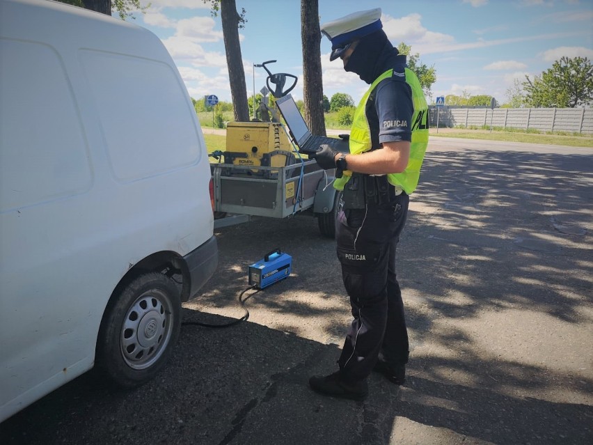 Policjanci z Bytowa badają spaliny samochodów. To w ramach akcji „Smog”