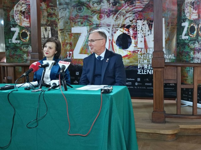 Sylwia Motyl, dyrektor Festiwalu z prezydentem Jeleniej Góry Jerzym Łużniakiem  zapraszają miłośników dobrych filmów na Festiwal ZOOM ZBLIŻENIA
