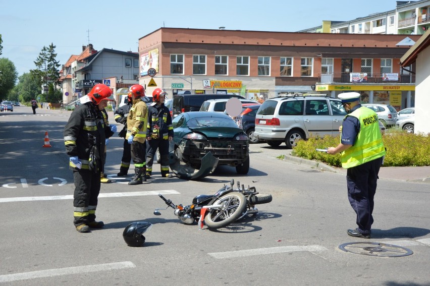 Lębork. Na skrzyżowaniu Czołgistów i Armii Krajowej zderzenie samochodu z motorowerem. Jedna osoba w szpitalu