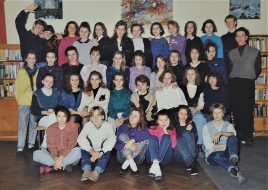 Co tam się wyrabiało na głowach?! Licealiści z Goleniowa i ich nauczyciele z lat 90. [ZDJĘCIA KLASOWE]