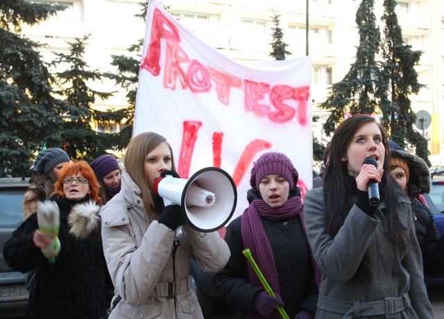 Licealiści od lutego bronią szkoły przed przeprowadzką. Tu podczas pikiety przed Urzędem Miasta.