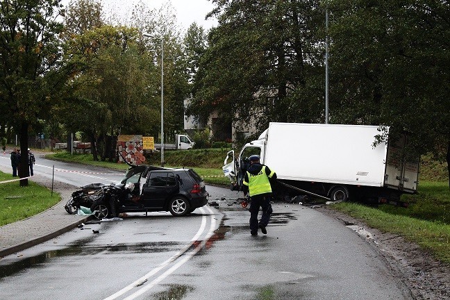 Wypadek w Jastrzębiu-Zdroju: Samochód zderzył się z ciężarówką w Szerokiej