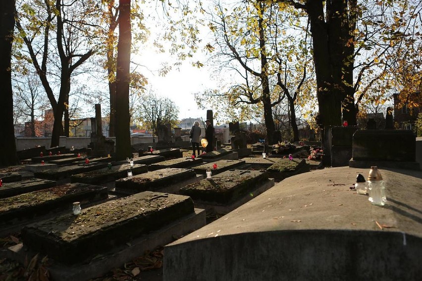 Dzień Wszystkich Świętych 2015: cmentarz św. Stanisława [ZDJĘCIA]