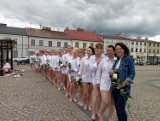 Kobiety w białych koszulach, motocykliści i auta klasyczne. Projekt "Zobacz więcej" rozpoczął się w Skierniewicach