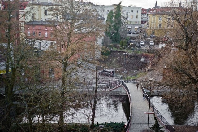 Ciało mieszkańca Gdyni wydobyto z Brdy w centrum Bydgoszczy. Policja pod nadzorem prokuratury ustala, w jaki sposób mężczyzna trafił do Bydgoszczy. Okoliczności jego śmierci wciąż nie zostały wyjaśnione