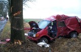 Wypadek w Słowikowie. Mercedes Vito uderzył w drzewo