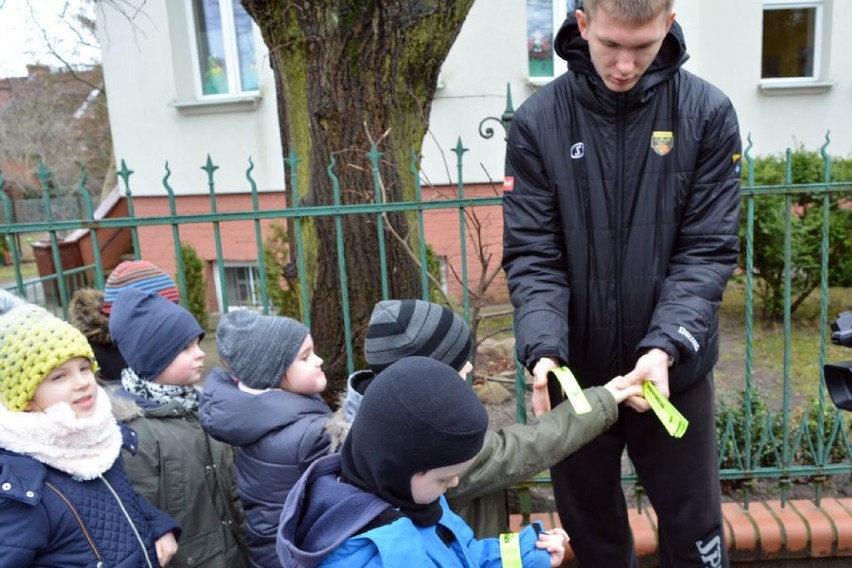 Policjanci z Komendy Miejskiej Policji w Sopocie razem z koszykarzami Trefla Sopot uczą dzieci przechodzenia przez pasy