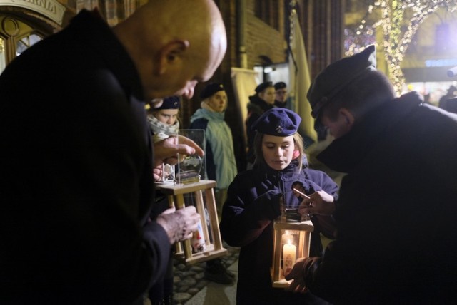 Zobacz także: Świąteczna iluminacja Torunia [ZDJĘCIA]

Betlejemskie Światło Pokoju dotarło do Torunia [ZDJĘCIA]