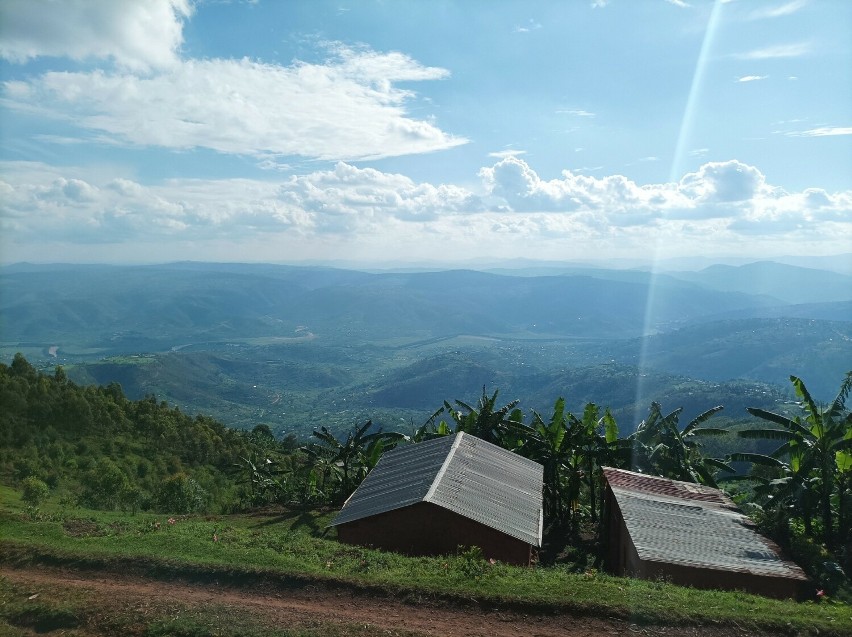 Rwanda jest bardzo górzysta, co może utrudnia podróżowanie,...