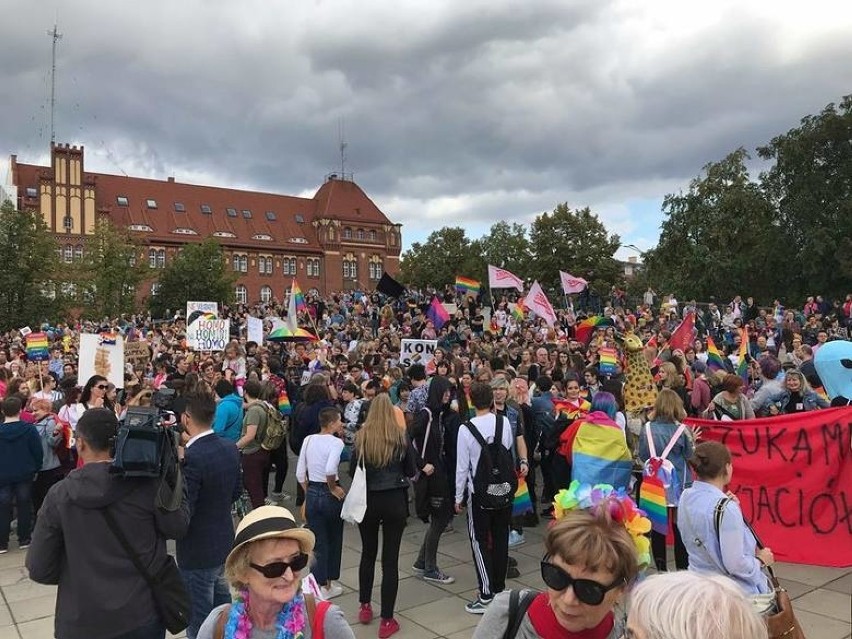 3 tysiące osób na szczecińskim Marszu Równości. Radosna wizja świata wygrała z prymitywną wulgarnością i prawem silniejszego