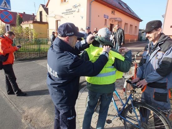 Niektórzy rowerzyści otrzymali już kamizelki odblaskowe