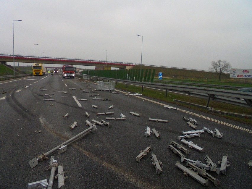 Wypadek tira na autostradzie A4 koło Bochni, droga została...