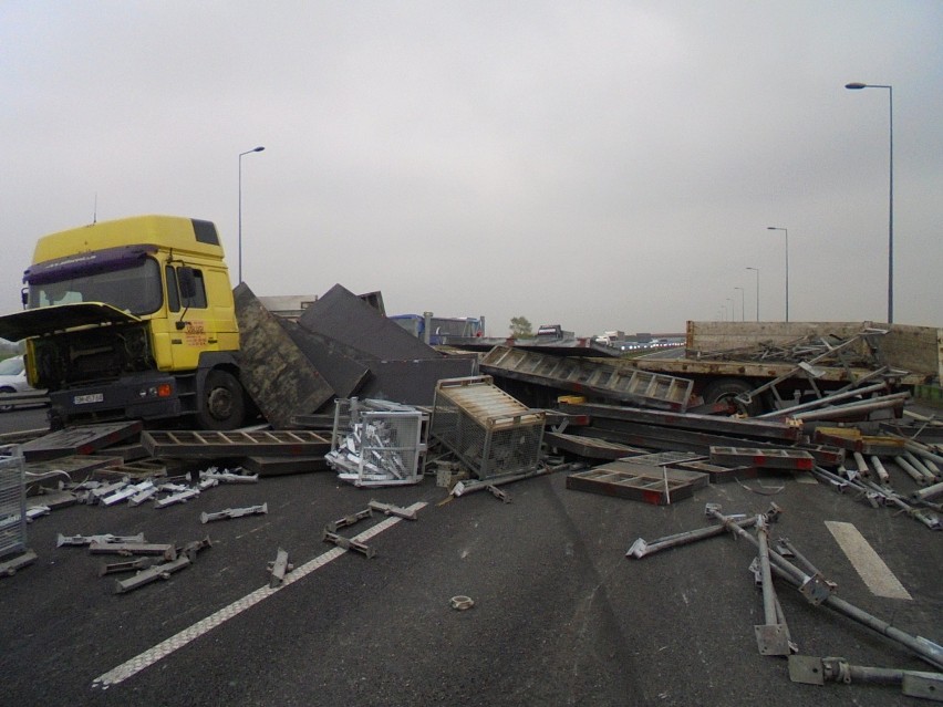 Wypadek tira na autostradzie A4 koło Bochni, droga została...