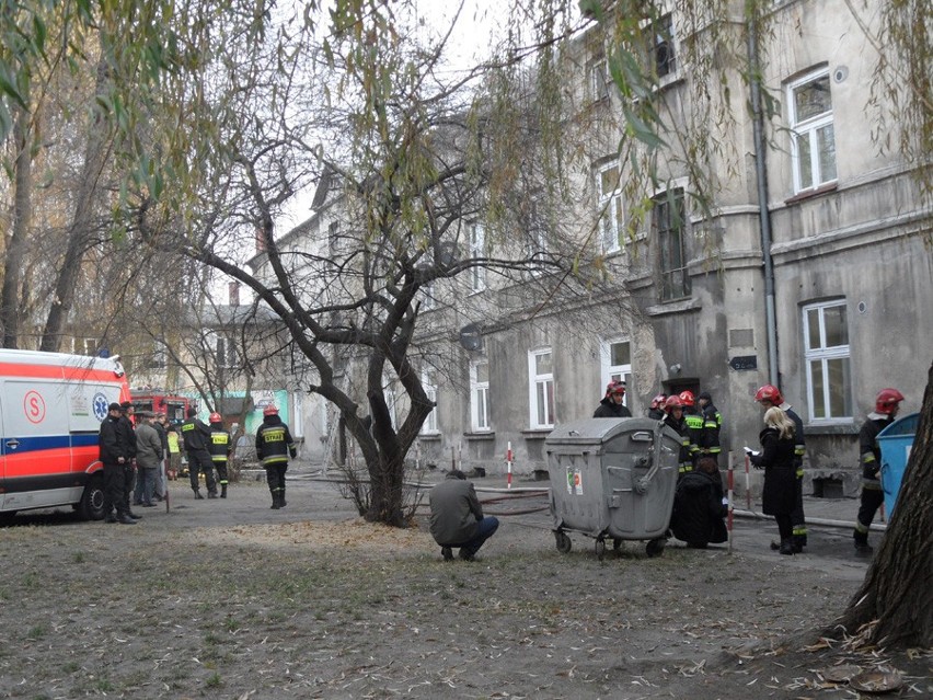 Tragiczny pożar kamienicy w  Częstochowie [ZDJĘCIA]. Przy Alei NMP zginęły cztery osoby [WIDEO]