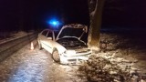 Stary Tomyśl: Auto uderzyło w drzewo [ZDJĘCIA]