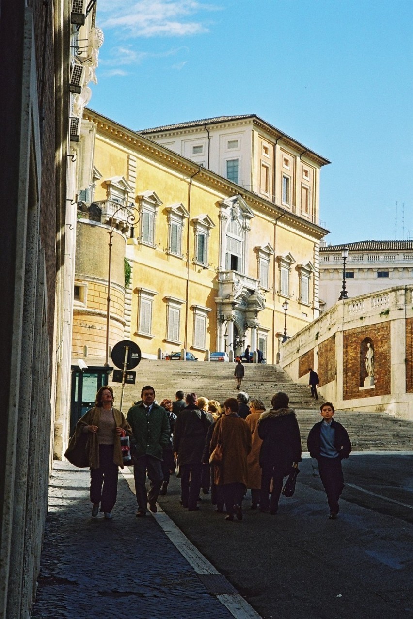Podejście do pałacu od strony Via della Datoria. Fot....