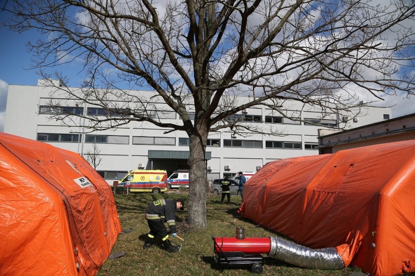 Przy szpitalu na Koszarowej stanęły namioty do segregacji pacjentów [ZDJĘCIA] 