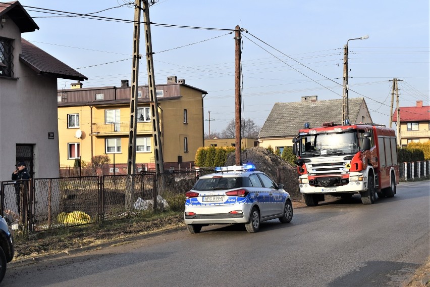 Na ul. Ofiar Faszyzmu w Brzezince znaleziono prawdopodobnie niewybuch. Policja i straż pożarna zabezpieczają miejsce znaleziska [ZDJĘCIA]