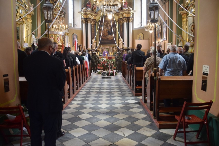 Z wojskowymi honorami zwieńczonymi salwą karabinową kompanii...