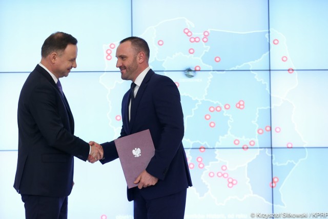Prezydent RP Andrzej Duda gratuluje wyróżnienia ciechocińskiego zabytku prezesowi Marcinowi Zajączkowskiemu.