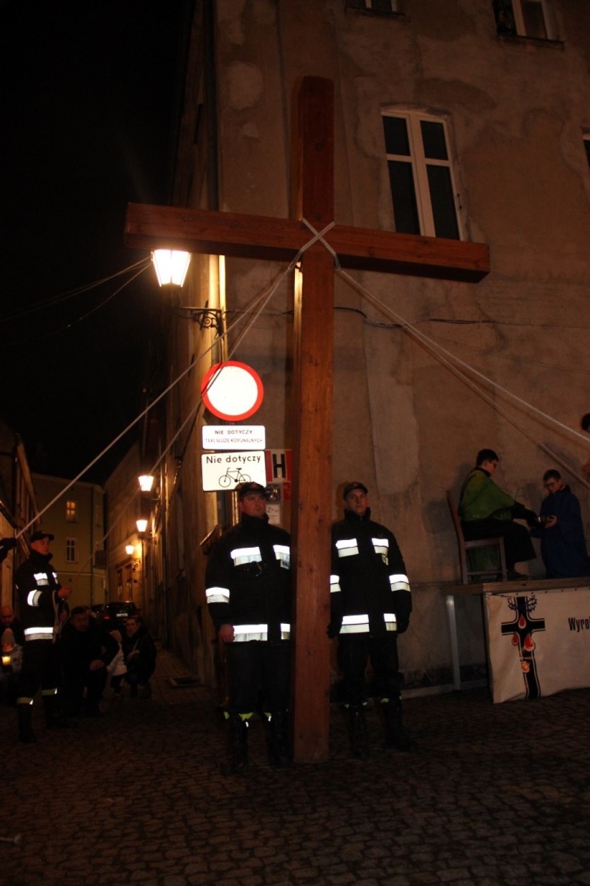 Droga Krzyżowa w Tczewie. Tłumy wiernych szły w procesji ulicami starówki [WIDEO, ZDJĘCIA]