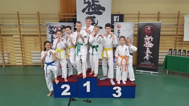 Legniczanie z medalami w Turnieju Mini Challenger Karate Shinkyokushin.
