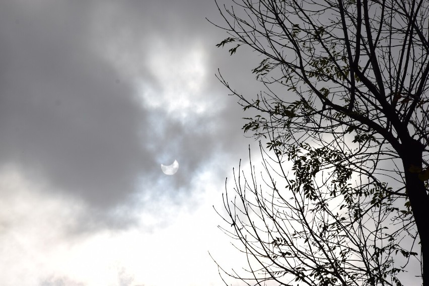 Zaćmienie Słońca 2022 w Zduńskiej Woli. Zdjęcia Czytelników