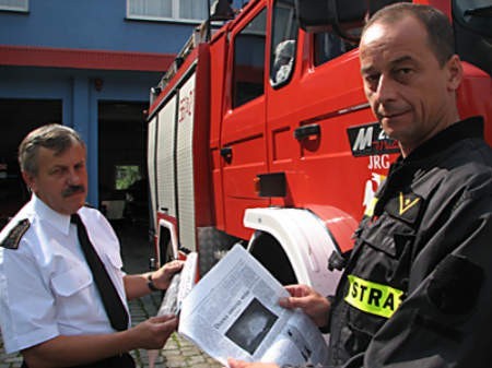 O największym pożarze w Europie rozpisywały się wszystkie media. &amp;#8211; Często wspominamy naszych kolegów, którzy zginęli podczas akcji &amp;#8211; mówią st. operator sprzętu specjalistycznego, Hubert Dziedzioch (z prawej) i Stefan Kaptur, zastępca dowódcy raciborskiej straży. fot. A. Barzyckja