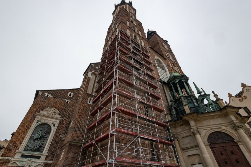 Rozpoczęła się kolejna faza prac konserwatorskich na wieżach bazyliki Mariackiej w Krakowie. Zobacz, co się zmieni! 