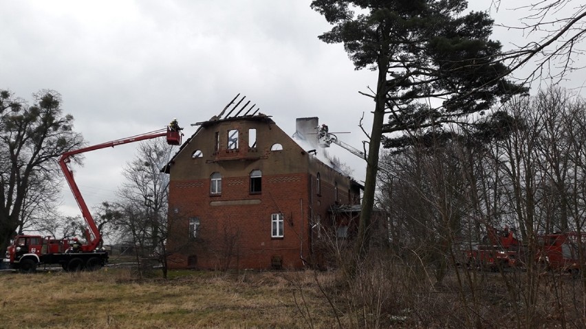 Pożar budynku wielorodzinnego w Międzyłężu [ZDJĘCIA, AKTUALIZACJA]