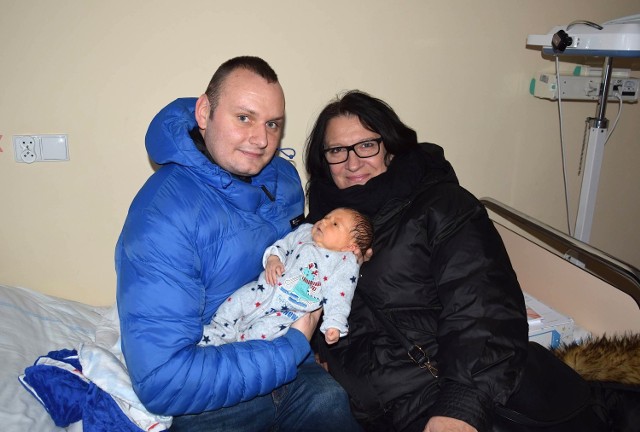 Nathan Balda z Tczewa, ur. 22.12.2019 r., godz. 8.40, 3170 g, 55 cm. Z tatą Alanem i babcią Hanną