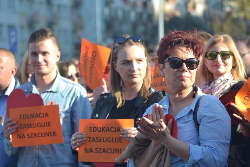 Inowrocławianie poparli strajkujących nauczycieli [zdjęcia]  